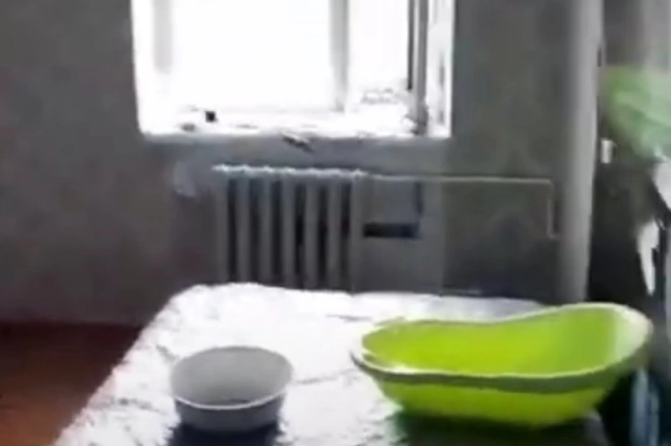 Дождь заливает жильцов дома в Новоорловске из-за сорванной ветром крыши