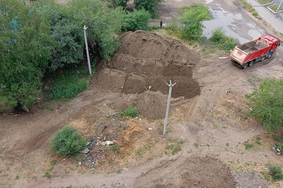 Грунт свозят под окна дома в Чите