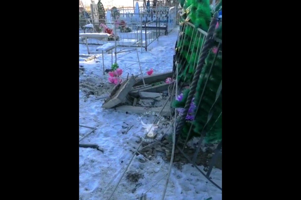 В Кокуе водитель снес несколько оград на кладбище