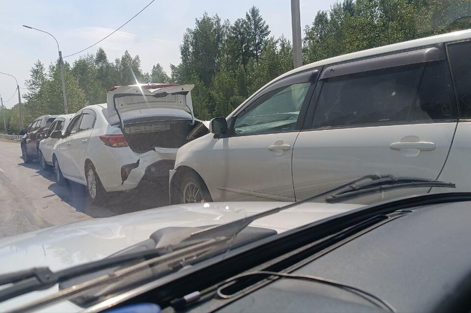 Пять машин столкнулись на Карповском тракте