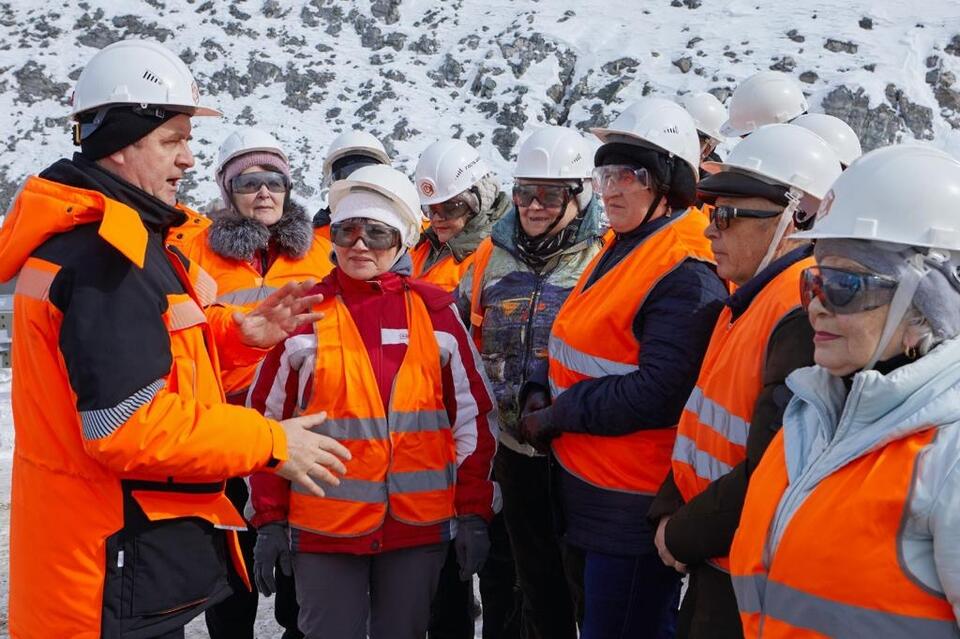 «Удоканская медь» организовала для ветеранов геологии экскурсию на стройку комбината «Удокан»