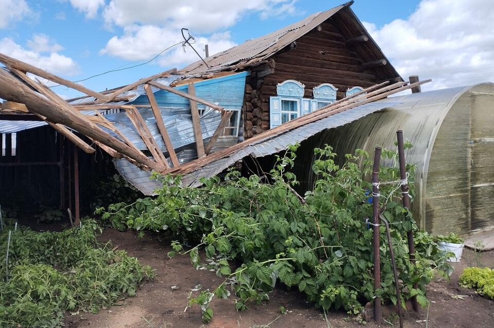 Шквалистый ветер разгромил дома и постройки в сёлах Улетовского района