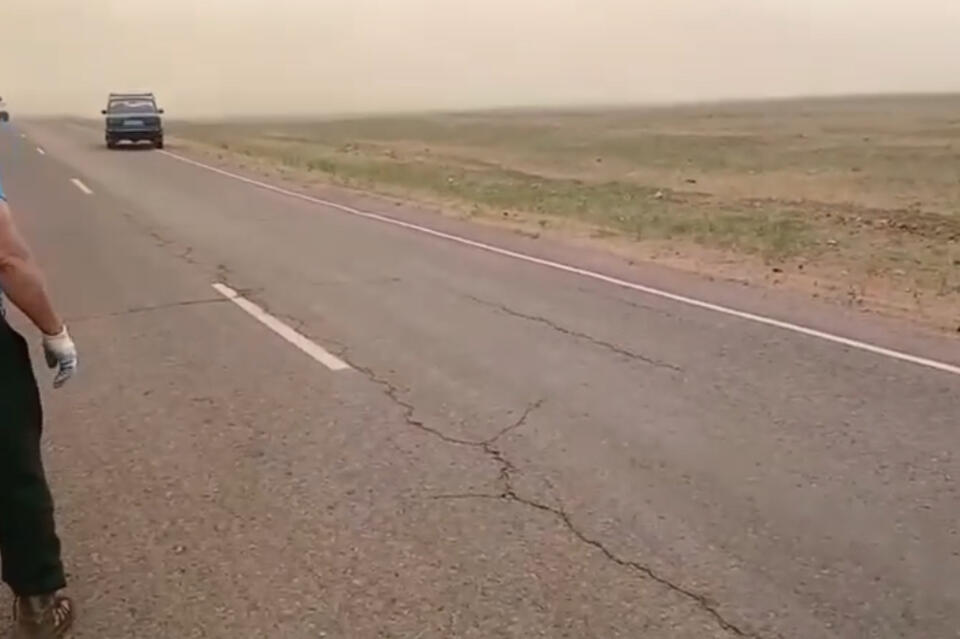 Пожар в районе села Верх-Чита и Шишкино подошел к дороге