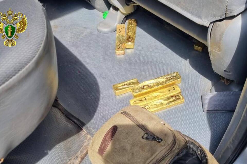 Иностранцы пытались провезти через Забайкальск 11 слитков золота