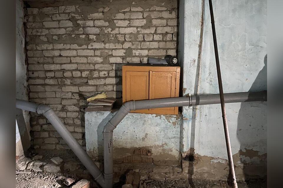 «Уже все провоняло, ничего не помогает»: у жителей дома на ГРЭС канализация топит подвал