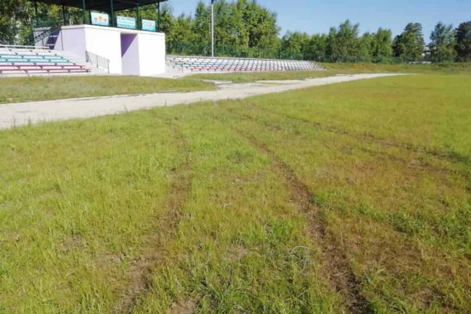 Водитель иномарки устроил дрифт на футбольном поле в Горном
