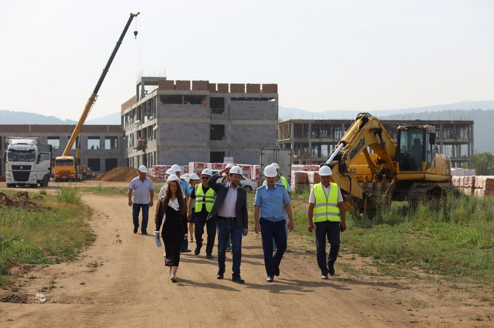 Прокурор Забайкалья проверил ход строительства школы в Засопке