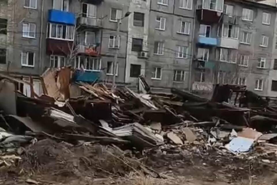 В мэрии пообещали вывезти мусор после сноса барака