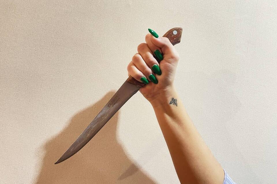 Жительница Забайкалья ударила ножом сына, чтобы удержать его дома (18+)