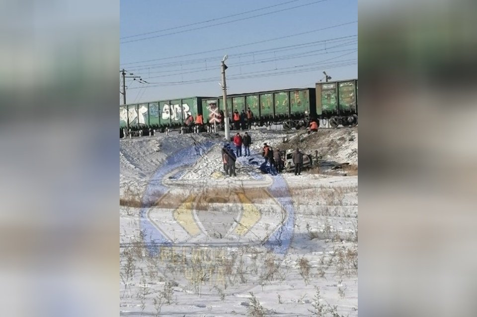 Водитель легковушки врезался в движущийся поезд на ж/д переезде в Забайкалье
