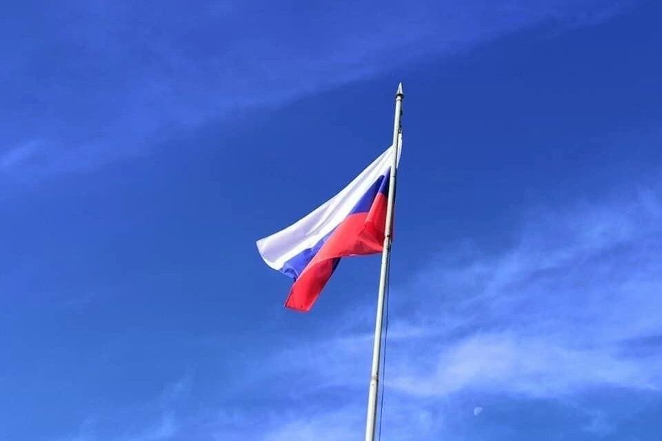 Поднимать государственный флаг и петь гимн России раз в неделю будут читинские школьники