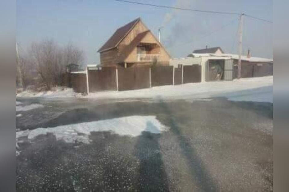 Улицу в Чите постоянно заливает нечистотами - очевидцы