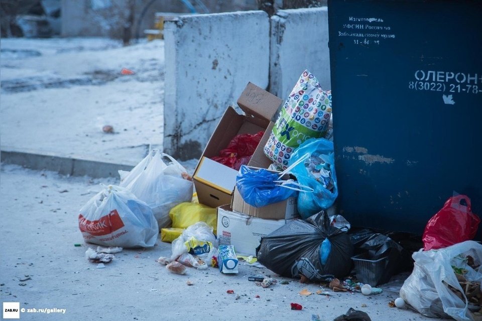 На улицах Забайкальска валяется прошлогодний мусор