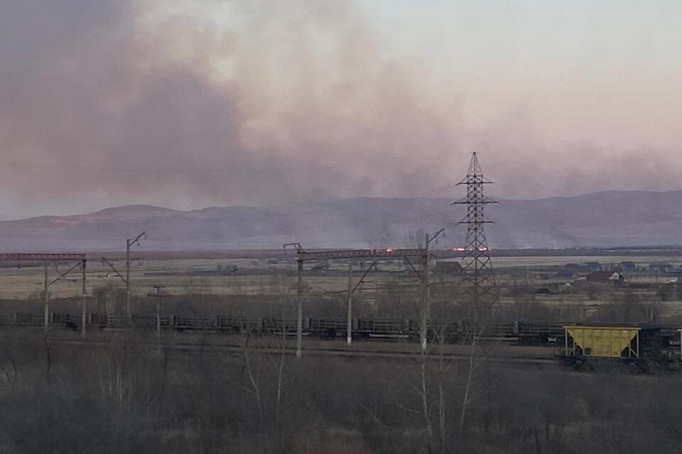 Пал травы мог привести к лесному пожару рядом с городом Шилка