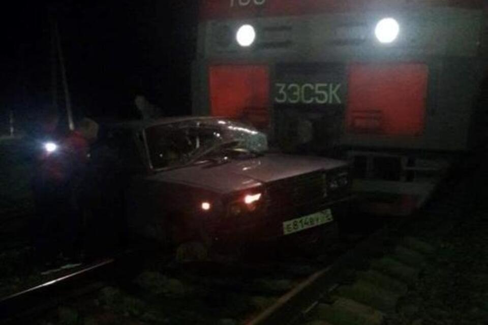 Водитель легкового автомобиля столкнулся с грузовым поездом