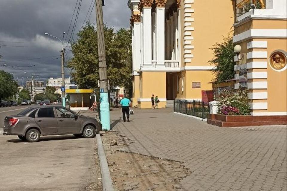 Столб наклонился в центре Читы