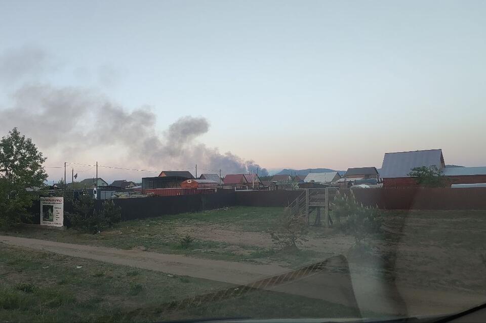 Лесной пожар на площади 30 гектаров бушует недалеко от Смоленки