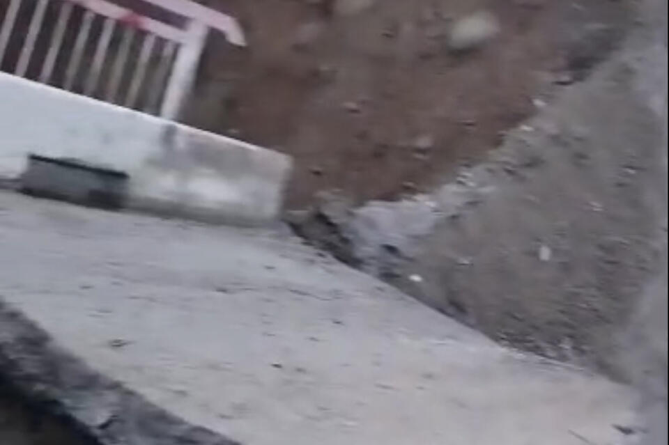 Мост обрушился через реку Кемен