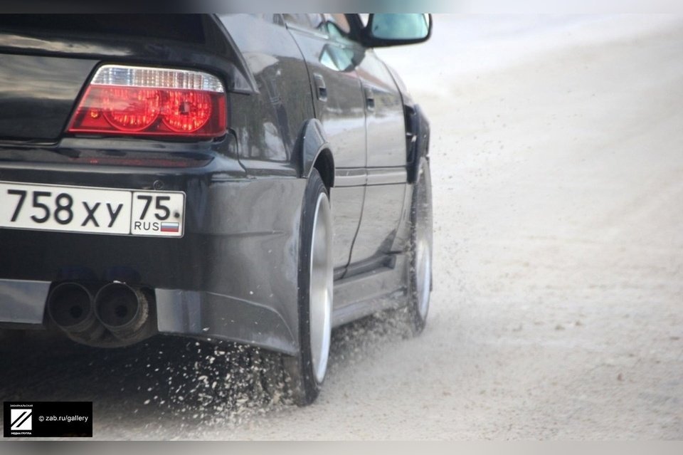 Объездное шоссе покрылось льдом после разлива канализации