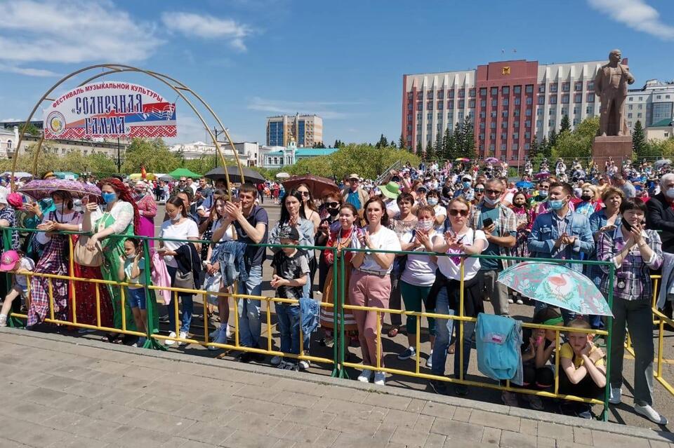Массовые мероприятия проходят на площади Ленина в период третьей волны COVID-19