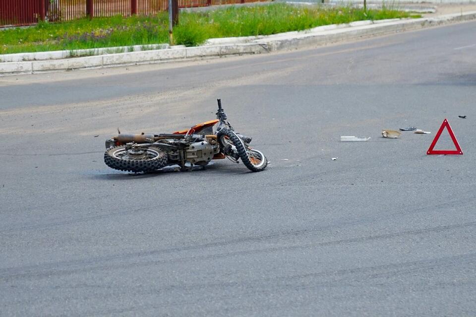 Водитель мотоцикла без прав перевернулся на Верхоленской в Чите