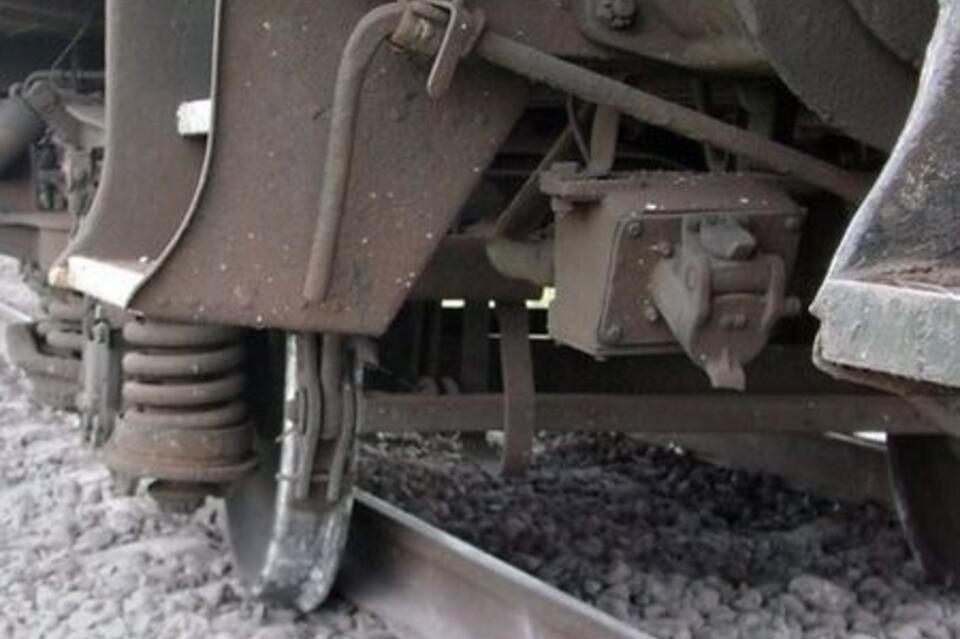 Тележка грузового поезда сошла с рельсов на железнодорожном перегоне в Забайкалье