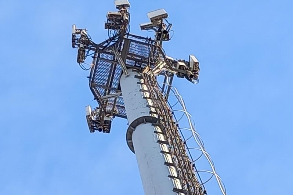 Жители поселка Орловский обходятся несколько месяцев без связи