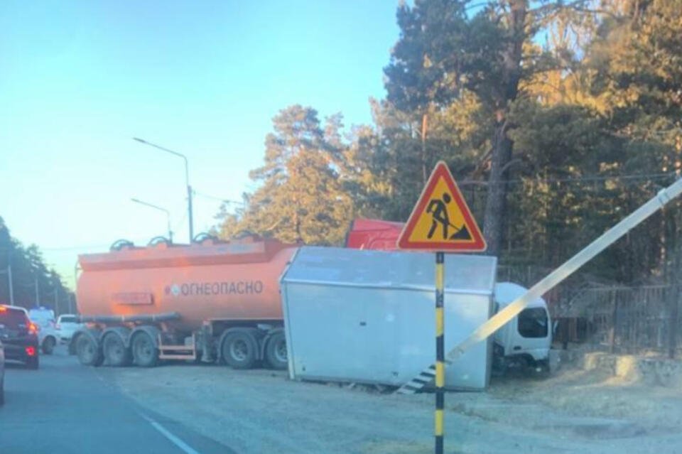 Бензовоз врезался в грузовик на объездной трассе