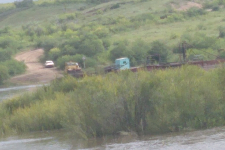 С проблемой подтопления переправы жители села Усть-Теленгуй борются сами