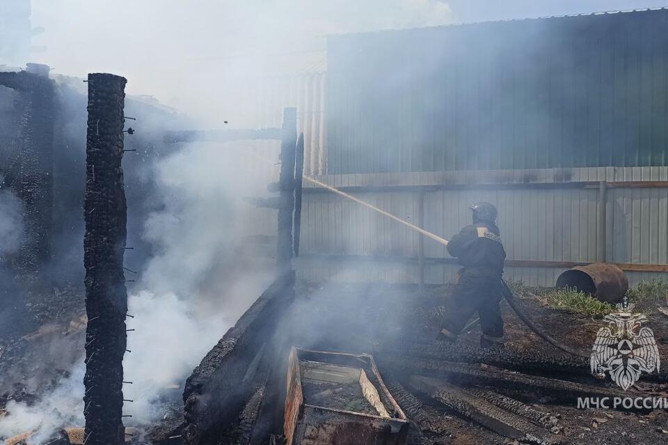 Пожарные потушили горящий дом в центре Читы