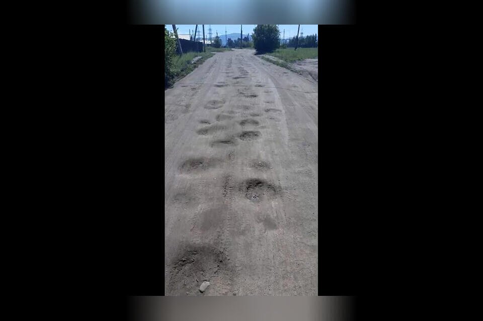 Блогер в Забайкалье показал убитую дорогу в селе Смоленка