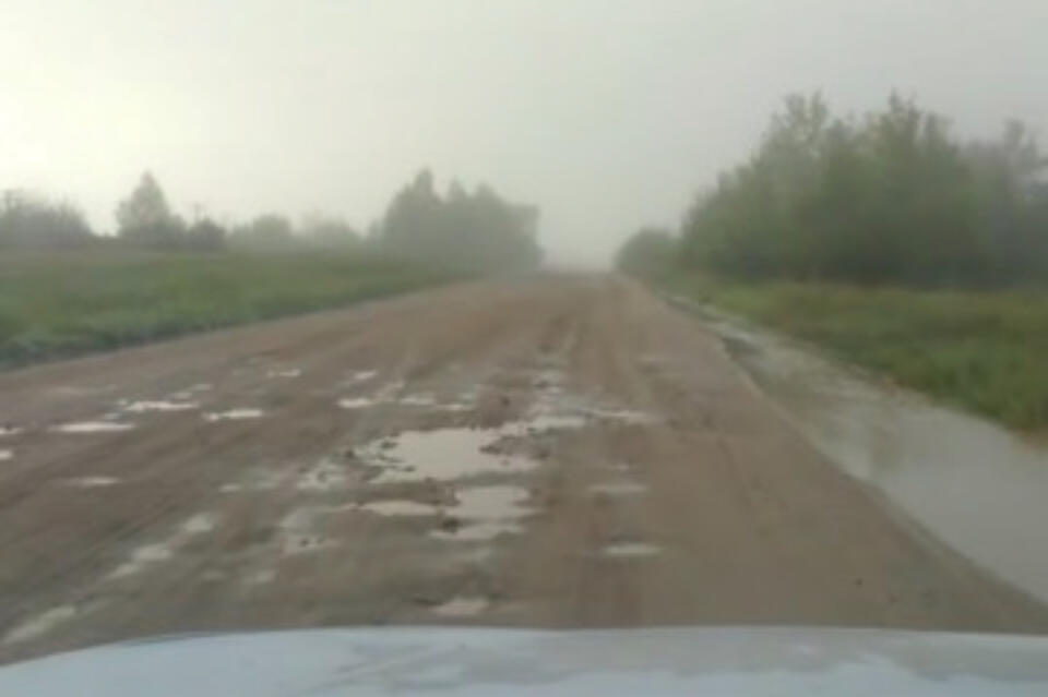Дорогу размыло между двумя селами в Чернышевском округе