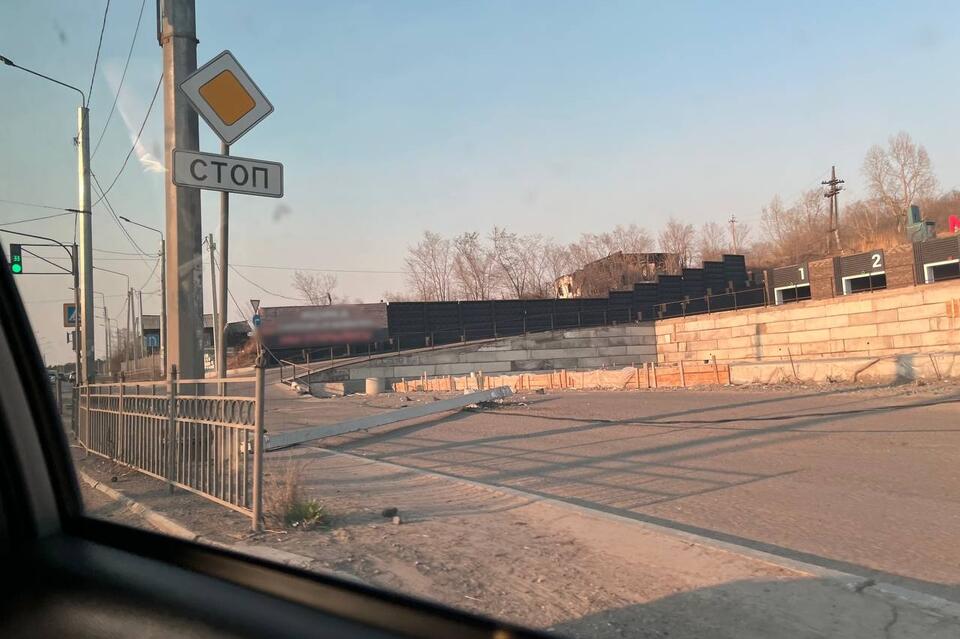 Столб упал на дорогу недалеко от остановки «Каштак» в Чите