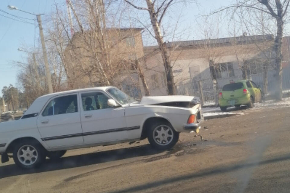 «Волга» врезалась в Nissan March в центре Читы - водитель иномарки попала в больницу