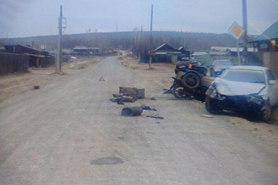 Мотоцикл и автомобиль столкнулись в поселке Могзон
