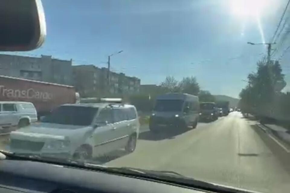 Движение парализовано на Острове из-за перекрытия ж/д переезда