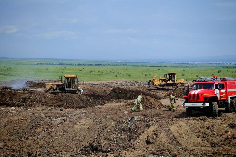 Мусорный полигон в Ивановке продолжают тушить