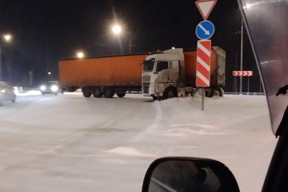 Фуру развернуло на Смоленском кольце