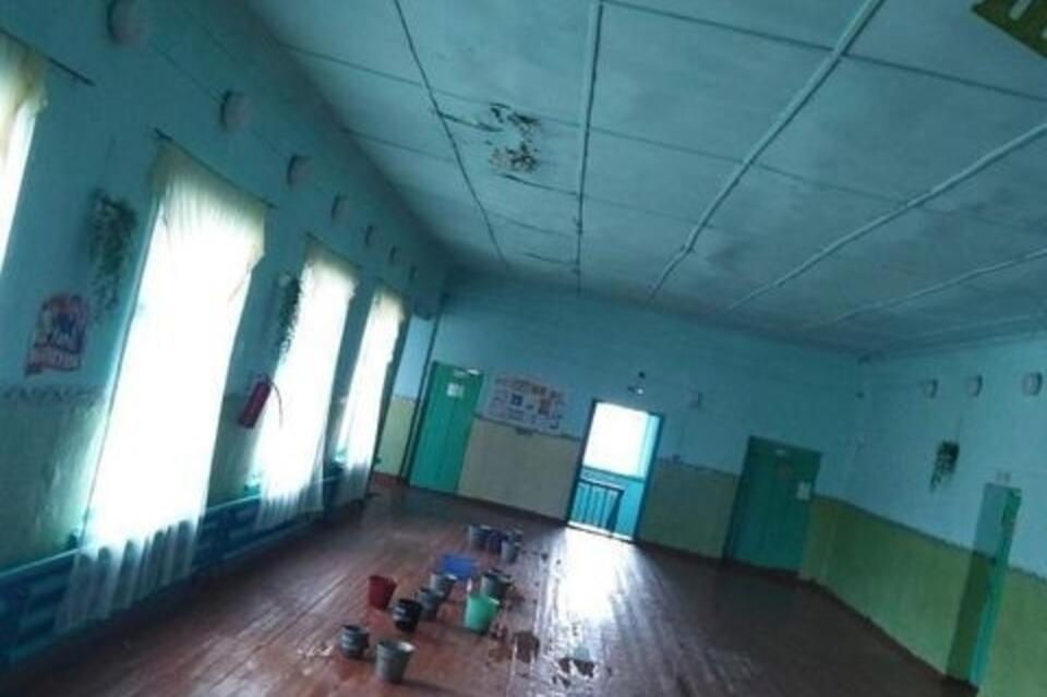 В  Балее  третий месяц продолжают течь крыши в школе и детском центре