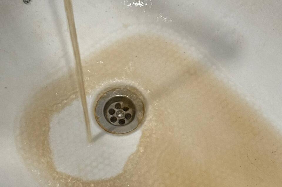 Жители улицы Верхнеудинская столкнулись с ржавой водой в квартирах