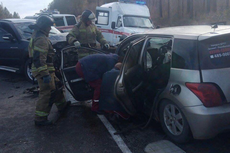 Спасатели вытащили трёх человек из покореженных автомобилей