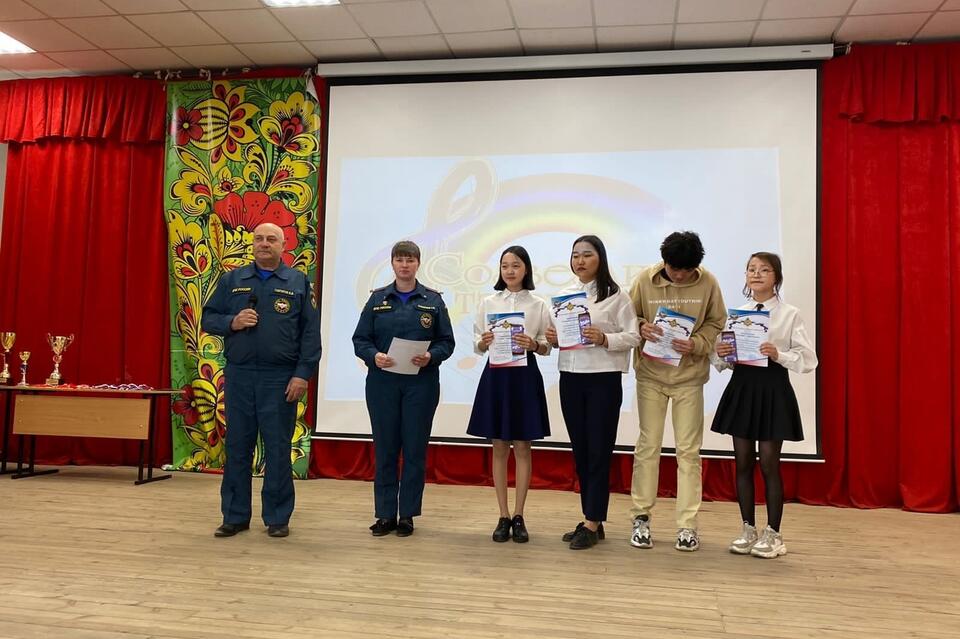 Пятерых школьников из Дульдурги наградили за спасение детей из горящего дома