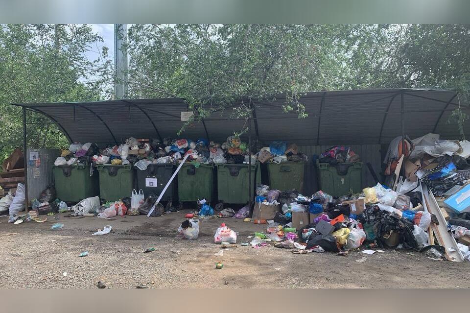 Крупногабаритный мусор заполняет двор в Чите