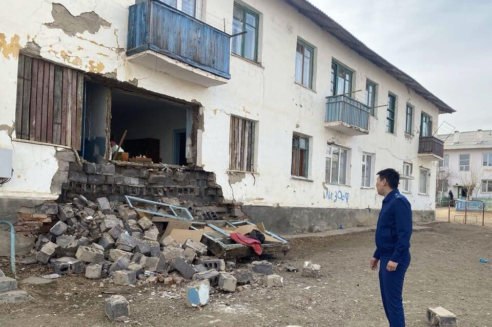 В Забайкалье возбудили дело по факту обрушения стены жилого дома в п. Шерловая Гора