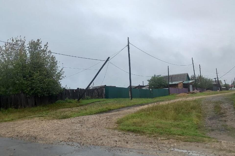 Столб практически рухнул на улице в Могоче