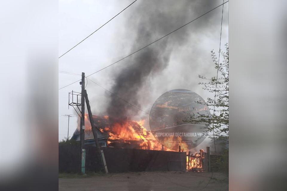 Жилой дом горит возле Октябрьского микрорайона