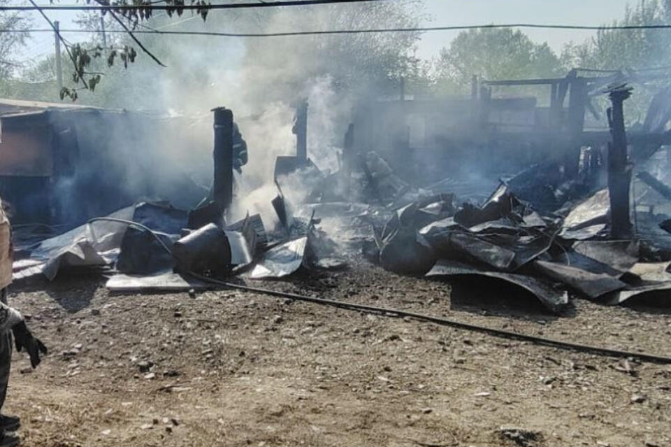Огонь уничтожил надворные постройки около барака в Чите