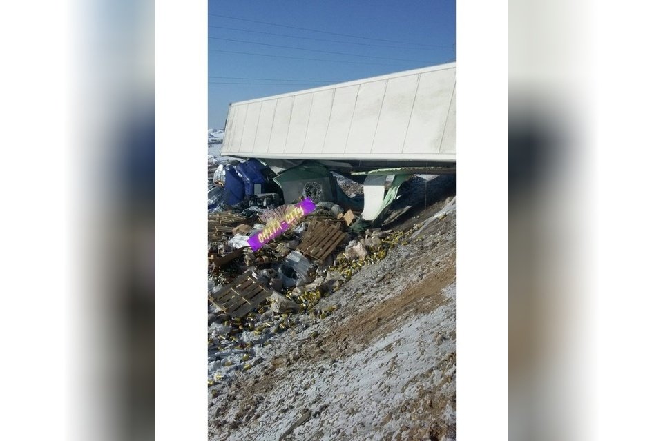Водитель Volvo с прицепом пива перевернулся по дороге из Иркутска в Читу