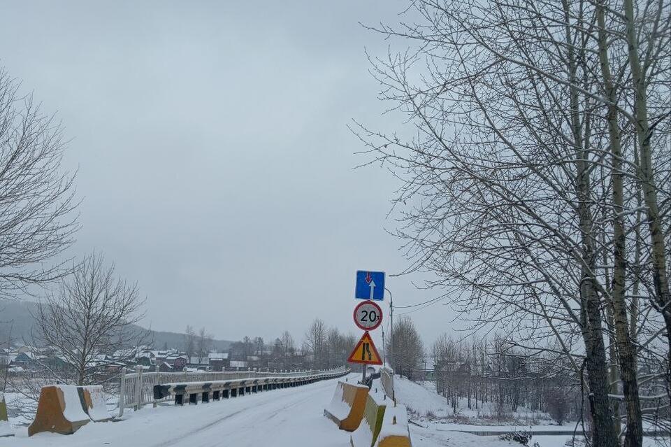 Большегрузы вновь ездят по мосту через реку Амазар