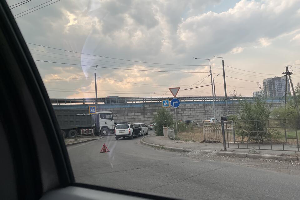 Улицу Шилова сковала пробка